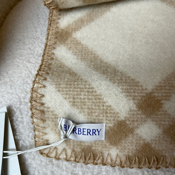 Burberry Beige Checkered Blanket - Picture 5 of 6